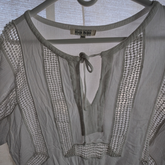 🛍️4 For $15🛍️Black Rainn White Blouse with Crochet Accents - Picture 4 of 8